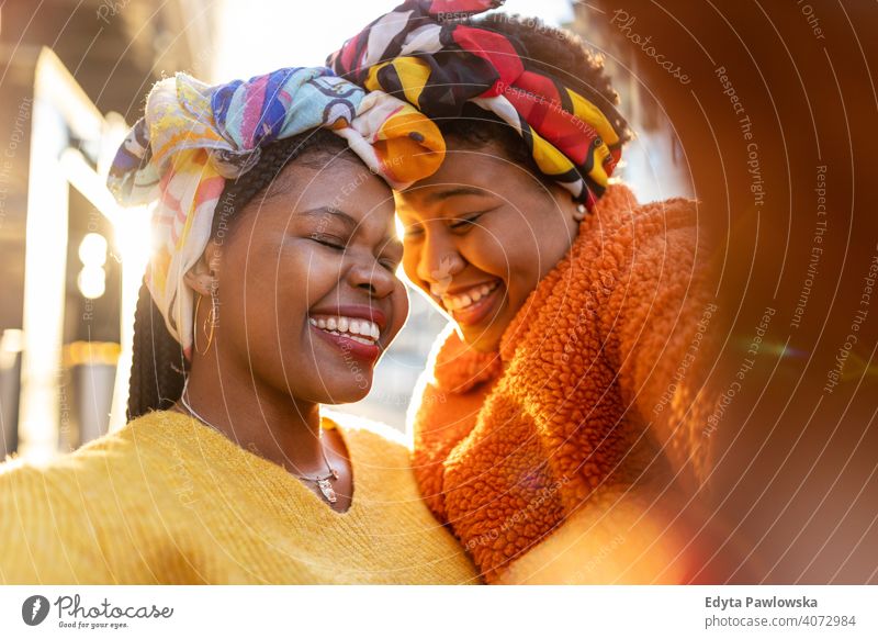 Schöne glückliche Freundinnen nehmen ein Selfie zusammen Vielfalt unterschiedliche Menschen Liebe im Freien Tag Positivität selbstbewusst sorgenfrei Frau jung