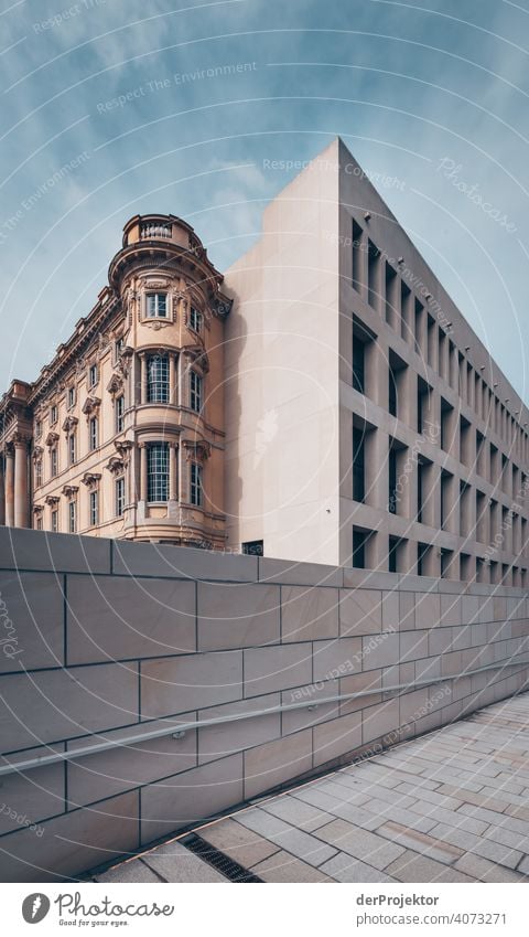 Humboldtforum im Berliner Stadtschloß Spree Blauer Himmel Historische Bauten Stadtzentrum Sehenswürdigkeit Textfreiraum rechts Außenaufnahme Textfreiraum oben