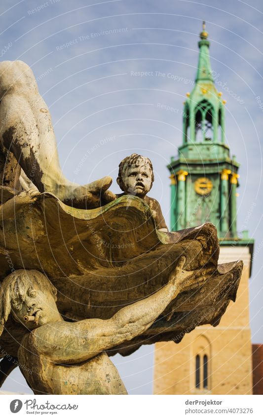 Neptunbrunnen im Ausschnitt mit der Marienkirche im Hintergrund Spree Blauer Himmel Historische Bauten Berlin Stadtzentrum Sehenswürdigkeit Textfreiraum rechts