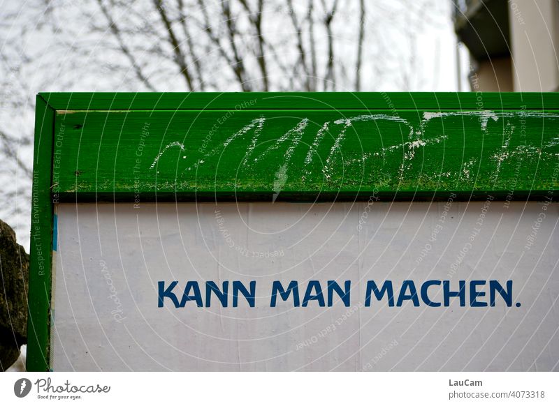 Schriftzug "Kann man machen." auf grün-weißer Plakatwand Schriftzeichen Satz Spruch Buchstaben Aussage aussagekräftig Wort worte Menschenleer Text Farbfoto