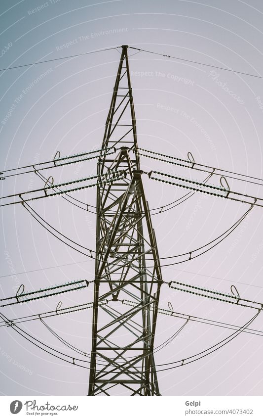 Hochspannungsmast Turm Elektrizität Spannung Kabel Linie Energie Struktur Industrie industriell Vorrat Raster Draht elektrisch Pylon Technik & Technologie