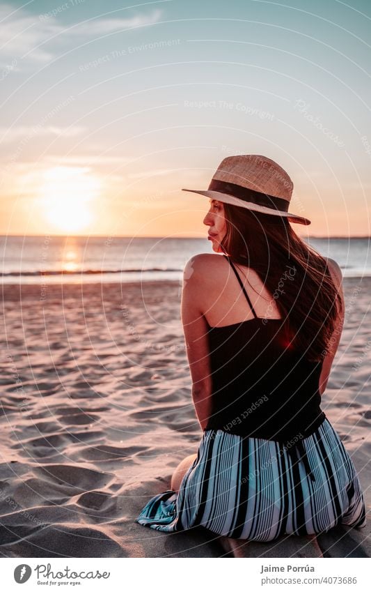 Junge Frau mit Hut am Strand im Urlaub Natur Sommer Meer MEER Himmel sonnig jung Fröhlichkeit natürlich Drahtlos Freizeitaktivitäten Porträt reisen Mädchen