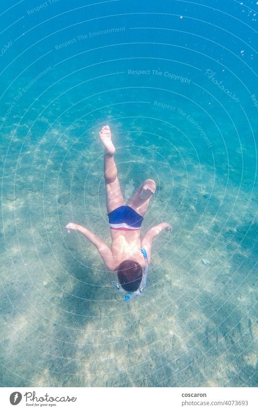 Kleines Kind schnorchelnd auf einem klaren Wasser aktiv aktiver Junge aqua Strand Badeurlaub Kindheit übersichtlich klares Meer Korallenriff tief im Inneren