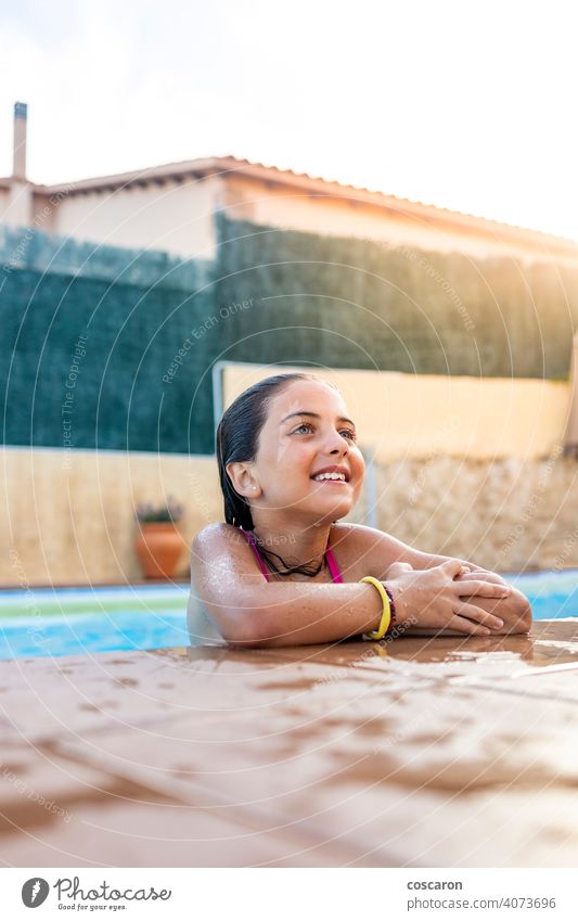 Lustiges Kind lächelnd auf einem Pool Seite 6 Jahre alt aktiv Afroamerikaner Hintergrund Strand schwarz blau Junge Brüder Kinder Textfreiraum copyspace Tochter