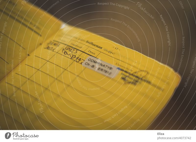 Impfpass mit dem Nachweis einer Impfung gegen Corona mit dem Biontech Impfstoff Impfnachweis Covid-19 Comirnaty Schutz Pandemie Corona-Virus geimpft Stempel