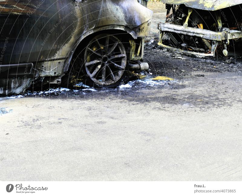 Ausgebrannt Autowrack Löschwasser Stadt Straßenrand Totalschaden Feuer ausgebrannt Verkehr PKW