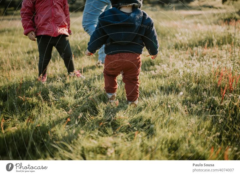 Bruder und Schwester spielen im Freien Geschwister Familie & Verwandtschaft Kind Kindheit Feld Frühling Frühlingsgefühle Frühlingsblume Zusammensein Gefühle