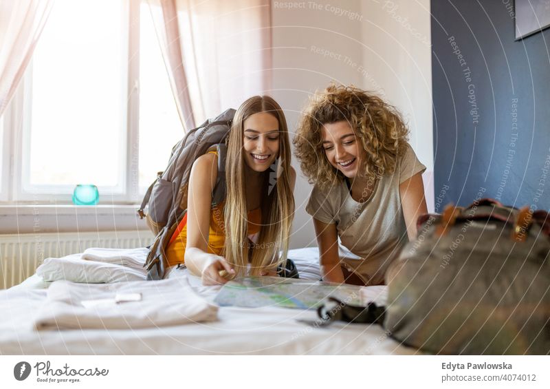 Junge Touristinnen in der Jugendherberge airbnb Miete reisen Herberge Gästehaus Ferien Reise flach Rucksack Backpacker besuchen Gepäck Schüler Frauen schön