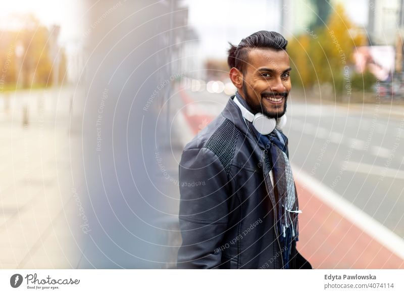 Porträt eines schönen lächelnden Mannes indische Ethnizität Blick in die Kamera Singhalesisch asiatisch Inder bärtig außerhalb Straße urban Stehen im Freien