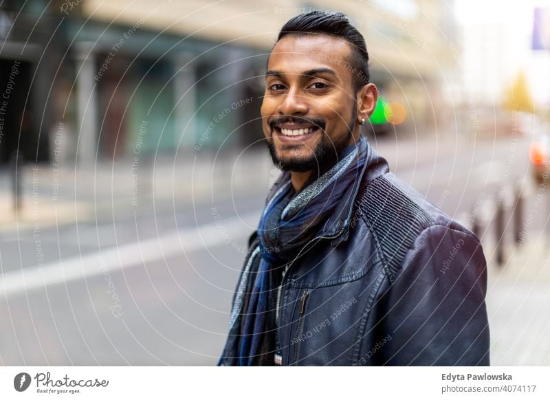 Porträt eines schönen lächelnden Mannes indische Ethnizität Blick in die Kamera Singhalesisch asiatisch Inder bärtig außerhalb Straße urban Stehen im Freien