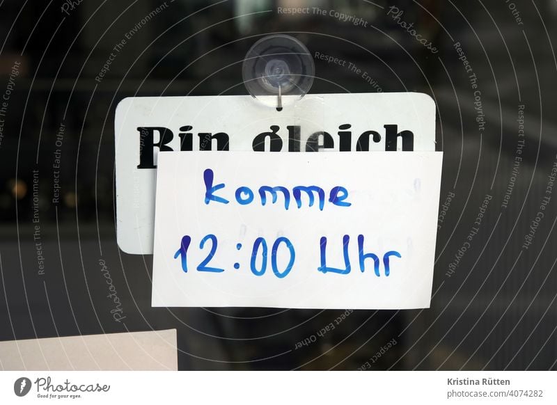 komme gleich 12 uhr - zettel an ladentür bin gleich zurück schild info hinweis schaufenster geschäft ladenlokal öffnungszeiten öffnen handschriftlich spontan