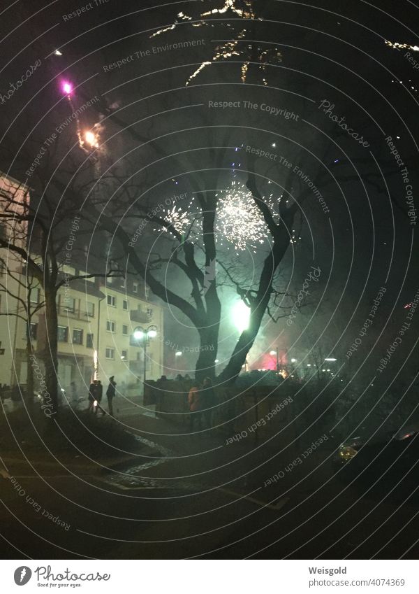 Silvester - Feuerwerk in der Stadt Silvester u. Neujahr Nacht Feiern Rakete Feuerwerkskörper Neuanfang Feste & Feiern Farbfoto Außenaufnahme Nachthimmel Party