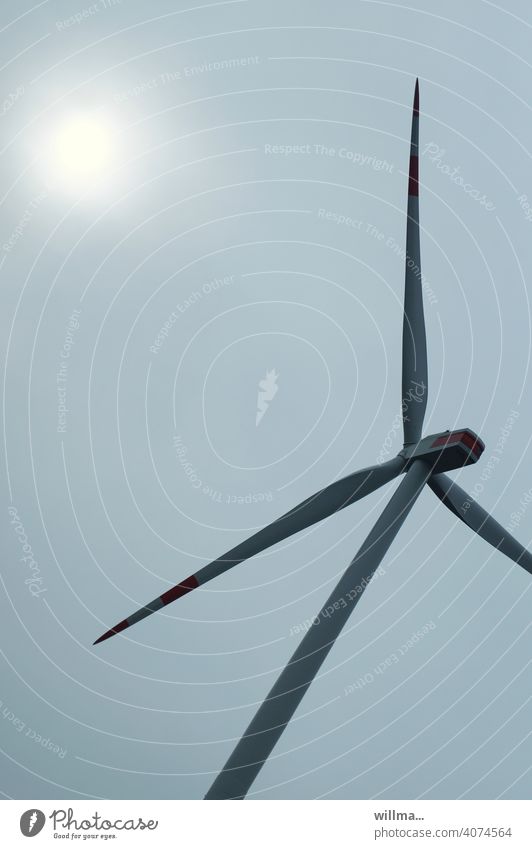 Wenn die Sonne Kühlung braucht, hilft nur ein Ventilator. Windrad Windkraftanlage Turbine Elektrizität Energie Ökostrom moderne Windkraftanlage umweltfreundlich