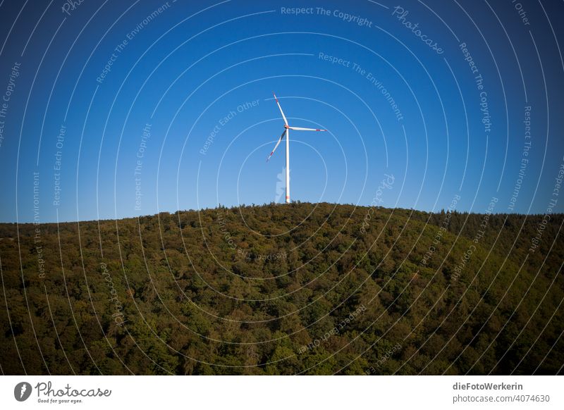 Windrad vor blauem Himmel über bewaldeten Bergen Baum Deutschland Europa Geierlay Holz Hunsrück Landschaft Natur Technologie Wald Westdeutschland grau schwarz