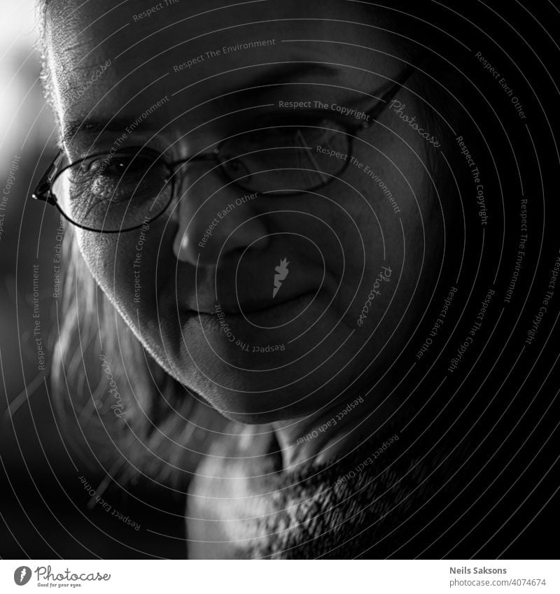 schöne Augen schöne Frau braunes Auge brünett Freizeitkleidung abschließen monochromes Bild Selbstvertrauen Textfreiraum Brille grau Behaarung Rücken