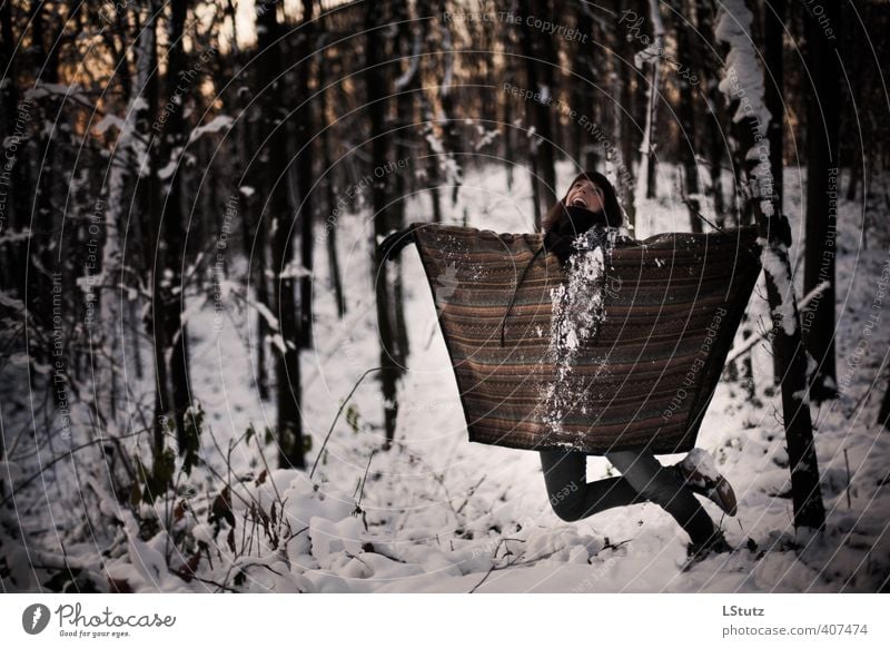 daughter . in the woods / 02 feminin Junge Frau Jugendliche Erwachsene 1 Mensch 18-30 Jahre Natur Winter Schnee Wald Jeanshose Umhang brünett Pony lachen Tanzen