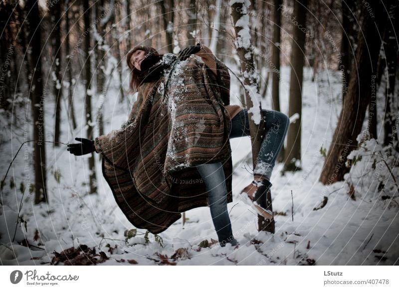 daughter . in the woods / 01 feminin Junge Frau Jugendliche Erwachsene Mensch 18-30 Jahre Tänzer Natur Winter Schnee Wald Jeanshose Umhang brünett Pony Bewegung