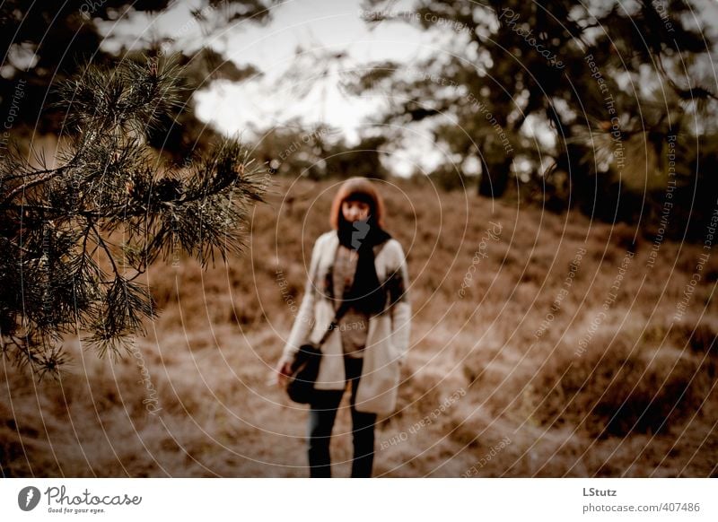 white dove . out of focus feminin Junge Frau Jugendliche Erwachsene 1 Mensch 18-30 Jahre Umwelt Natur Frühling Herbst Dürre Heide Strickjacke Tasche Schal