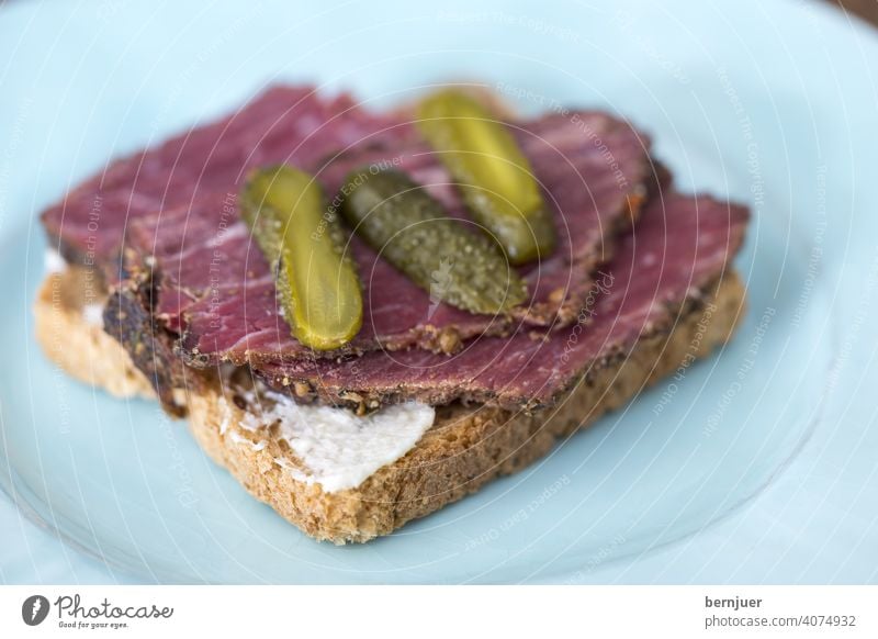 Pastrami auf Roggentoast Nahaufnahme Senf Brot lecker kulinarisch jüdisch Pfeffer hausgemacht pastami Tisch horizontal deli rotes Fleisch Rindfleisch