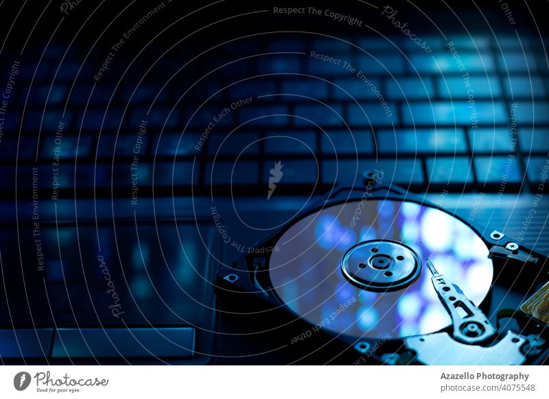 HDD auf einer Laptop-Tastatur öffnen Hintergrund Sicherung Binärcode blau Überprüfung Komponente Computer Kopie CPU Schaden Daten Datenbank Detailaufnahme Gerät