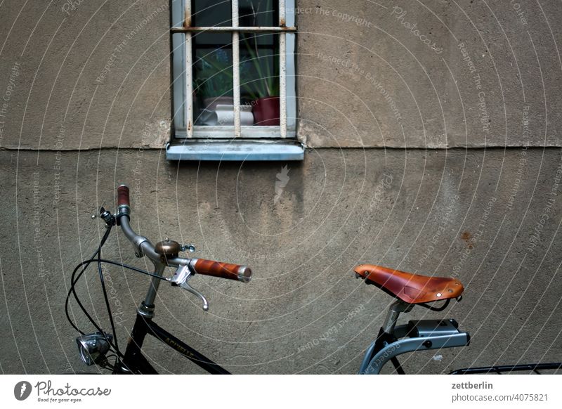 Fahrrad im Hinterhof altbau außen brandmauer fassade fenster haus hinterhaus hinterhof innenhof innenstadt mehrfamilienhaus menschenleer mietshaus textfreiraum