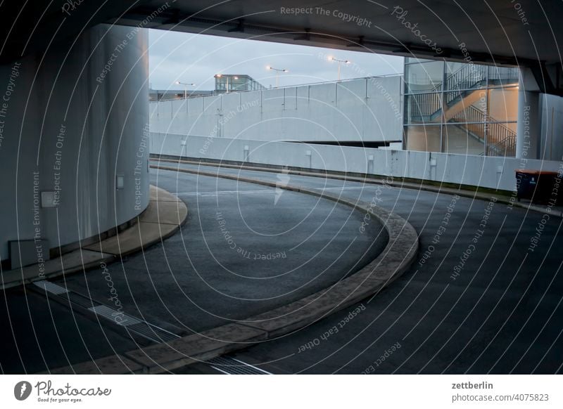 Parkhauseinfahrt Parkplatz abend auffahrt bahnhof dämmerung feierabend herbst himmel individuallverkehr kurve laterne licht parkhaus pfeil plattform trist trüb