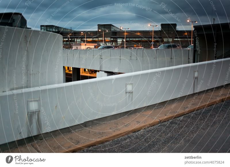 Parkhaus am Bahnhof Parkplatz abend auffahrt bahnhof dämmerung einfahrt feierabend herbst himmel individuallverkehr kurve laterne licht parkhaus pfeil plattform