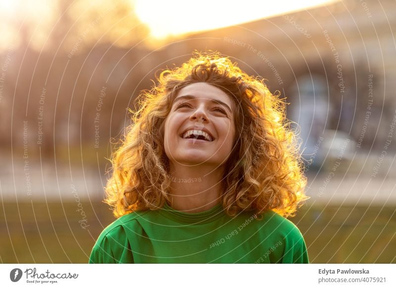 Porträt einer jungen Frau mit lockigem Haar in der Stadt natürlich Sonnenlicht urban Großstadt Hipster stylisch positiv sonnig cool Afro-Look Freude Gesundheit