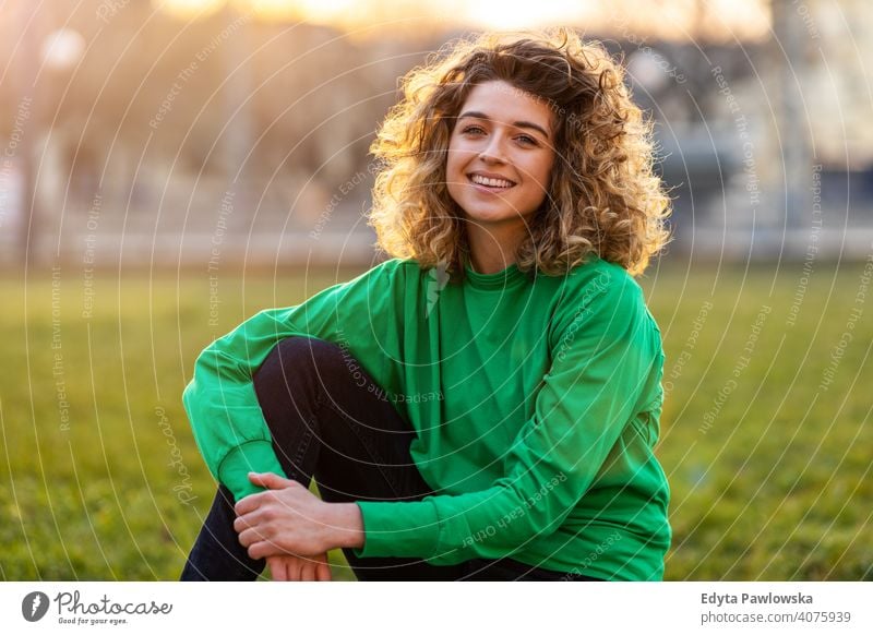 Porträt einer jungen Frau mit lockigem Haar in der Stadt natürlich Sonnenlicht urban Großstadt Hipster stylisch positiv sonnig cool Afro-Look Freude Gesundheit