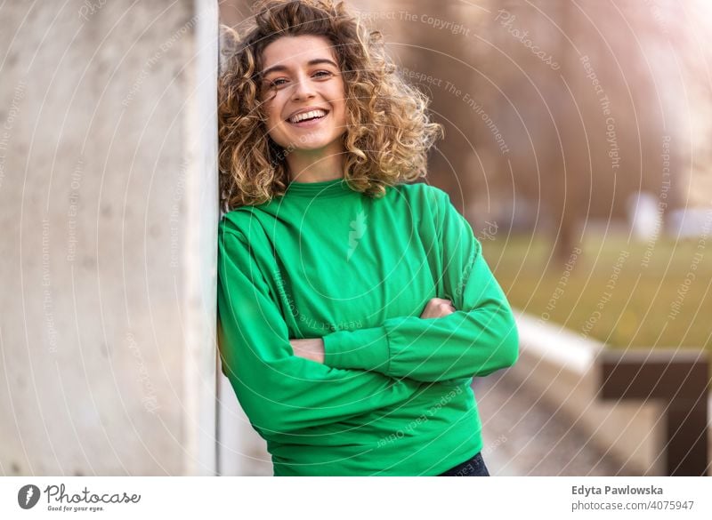 Porträt einer jungen Frau mit lockigem Haar in der Stadt natürlich Sonnenlicht urban Großstadt Hipster stylisch positiv sonnig cool Afro-Look Freude Gesundheit