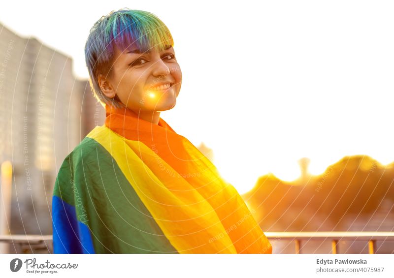 Porträt einer geschlechtslosen Person mit Regenbogenfahne nicht-binär geschlechtsfluid Gender-Fluidität lgbt Gleichstellung Homosexualität lesbisch Fahne Stolz