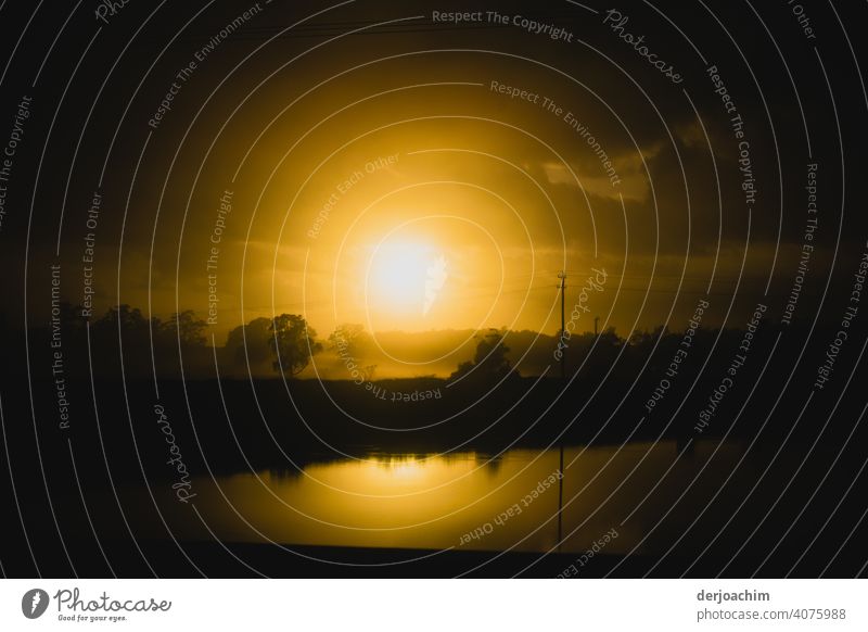 Spiegelung mit Sonnenuntergang Wolken Himmel Abend Abenddämmerung Dämmerung Natur Landschaft Licht Silhouette Schönes Wetter Kontrast Farbfoto Außenaufnahme