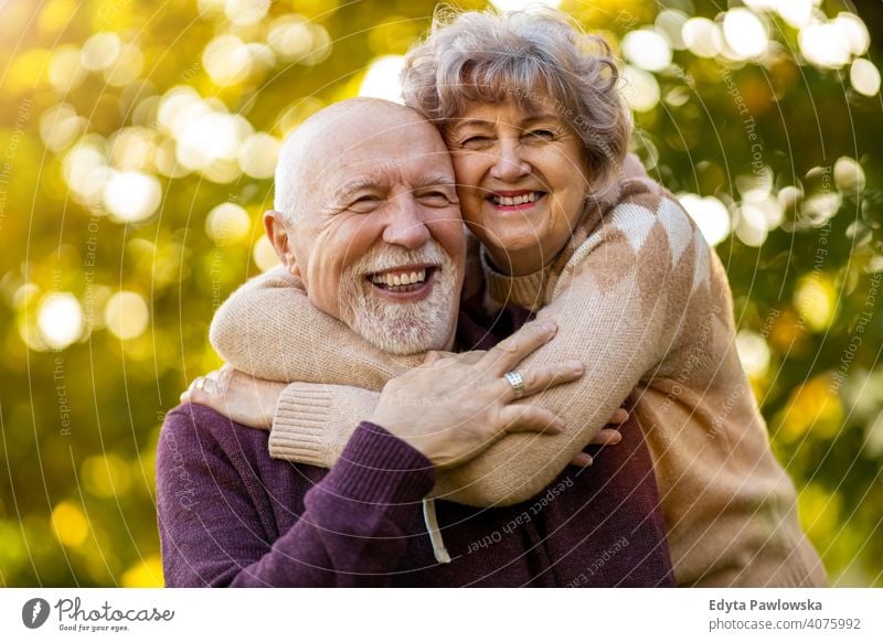 Senior Paar genießt Herbstfarben zusammen Liebe echte Menschen in den Ruhestand getreten Rentnerin gealtert Großmutter Großeltern Großvater Tag zwei