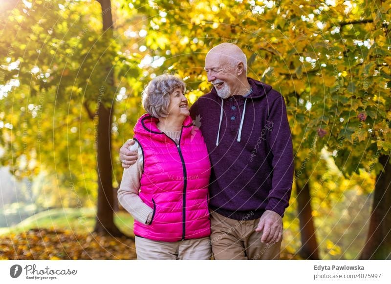 Glückliches Seniorenpaar, das einen Tag im Freien im Herbst genießt Paar Liebe echte Menschen in den Ruhestand getreten Rentnerin gealtert Großmutter Großeltern