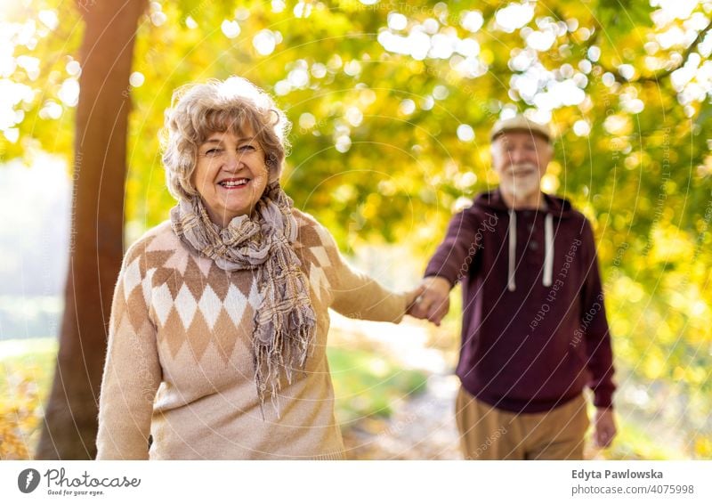 Glückliches Seniorenpaar, das einen Tag im Freien im Herbst genießt Paar Liebe echte Menschen in den Ruhestand getreten Rentnerin gealtert Großmutter Großeltern