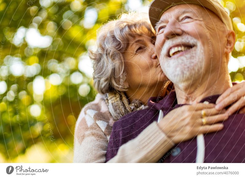 Senior Paar genießt Herbstfarben zusammen Liebe echte Menschen in den Ruhestand getreten Rentnerin gealtert Großmutter Großeltern Großvater Tag zwei