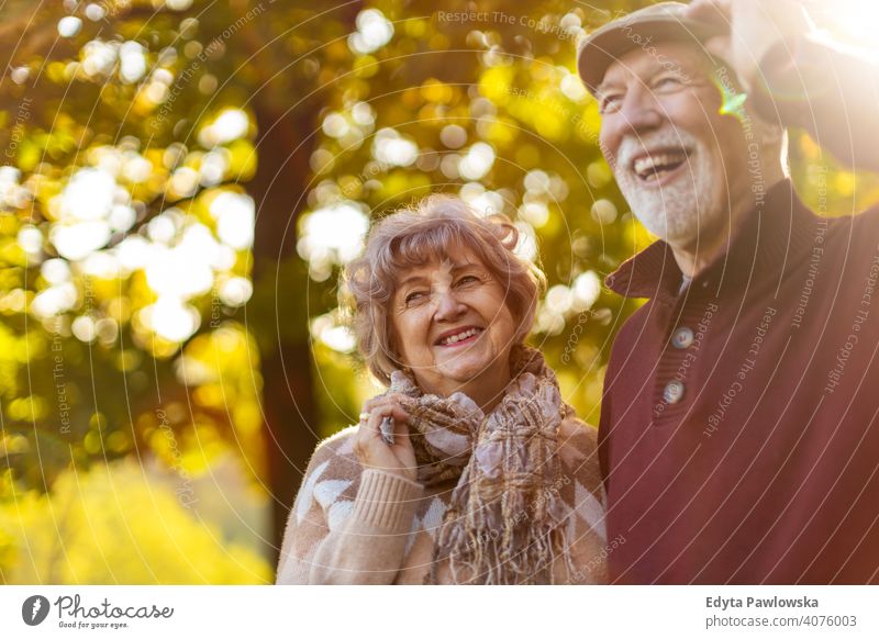 Senior Paar genießt Herbstfarben zusammen Liebe echte Menschen in den Ruhestand getreten Rentnerin gealtert Großmutter Großeltern Großvater Tag zwei