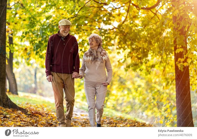 Glückliches Seniorenpaar, das einen Tag im Freien im Herbst genießt Paar Liebe echte Menschen in den Ruhestand getreten Rentnerin gealtert Großmutter Großeltern