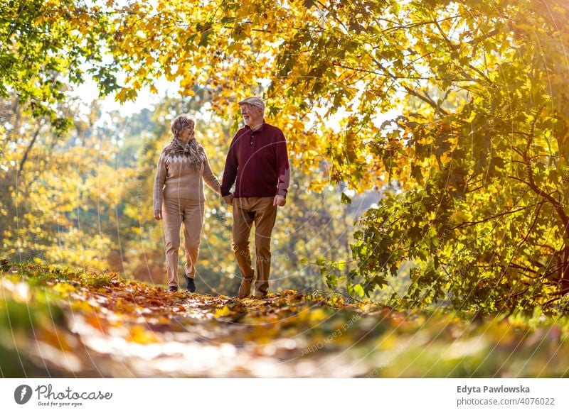 Senior Paar genießt Herbstfarben zusammen Liebe echte Menschen in den Ruhestand getreten Rentnerin gealtert Großmutter Großeltern Großvater Tag zwei