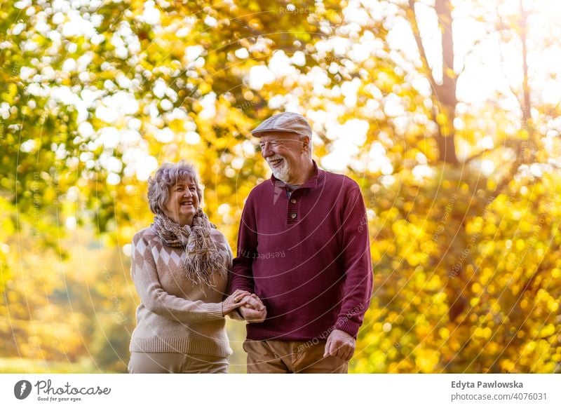 Glückliches Seniorenpaar, das einen Tag im Freien im Herbst genießt Paar Liebe echte Menschen in den Ruhestand getreten Rentnerin gealtert Großmutter Großeltern