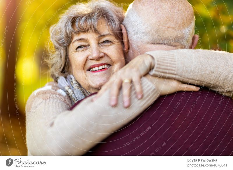 Glückliches Seniorenpaar, das einen Tag im Freien im Herbst genießt Paar Liebe echte Menschen in den Ruhestand getreten Rentnerin gealtert Großmutter Großeltern