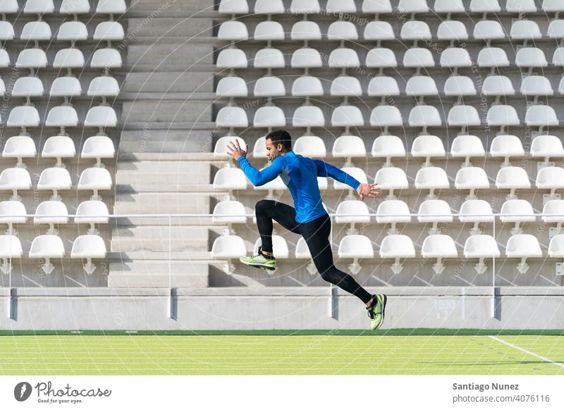 Schwarzer Mann, der auf einer Schiene springt. Sportler Freunde Training jung passen Fitness männlich sportlich Lifestyle Gesundheit Person muskulös attraktiv