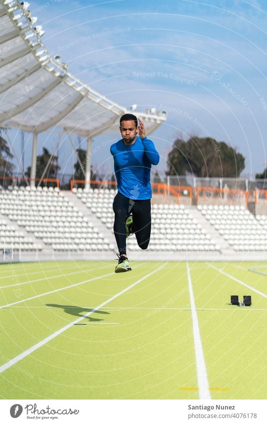 Seitenansicht eines Athleten beim Sprint eine Person Schwarzer Mann Afroamerikaner springen Training Übung Athletik springend laufen rennen sportlich Lifestyle