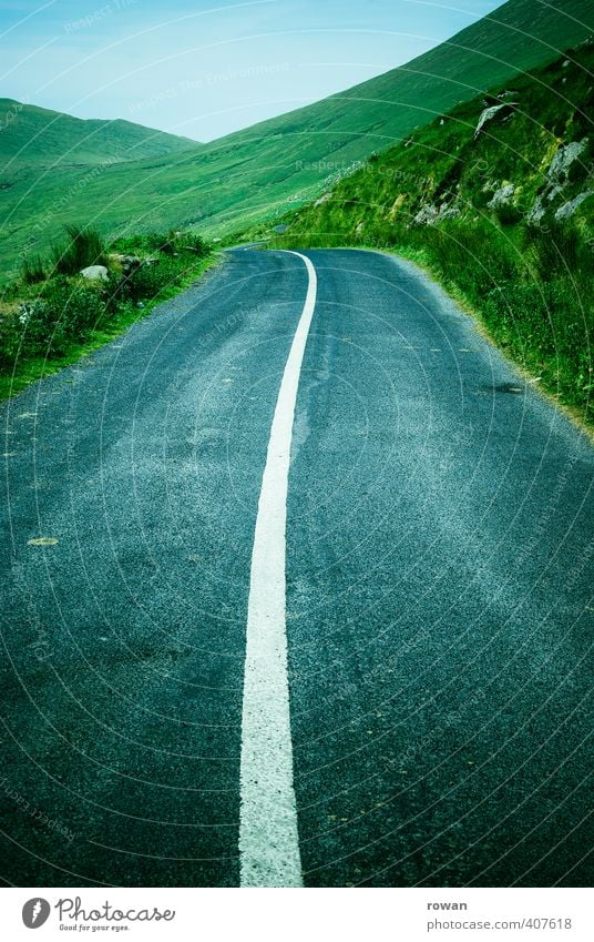 freie fahrt Gras Wiese Hügel Berge u. Gebirge Verkehr Verkehrswege Straßenverkehr Autofahren Fahrradfahren Wege & Pfade Ferien & Urlaub & Reisen Pass Linie