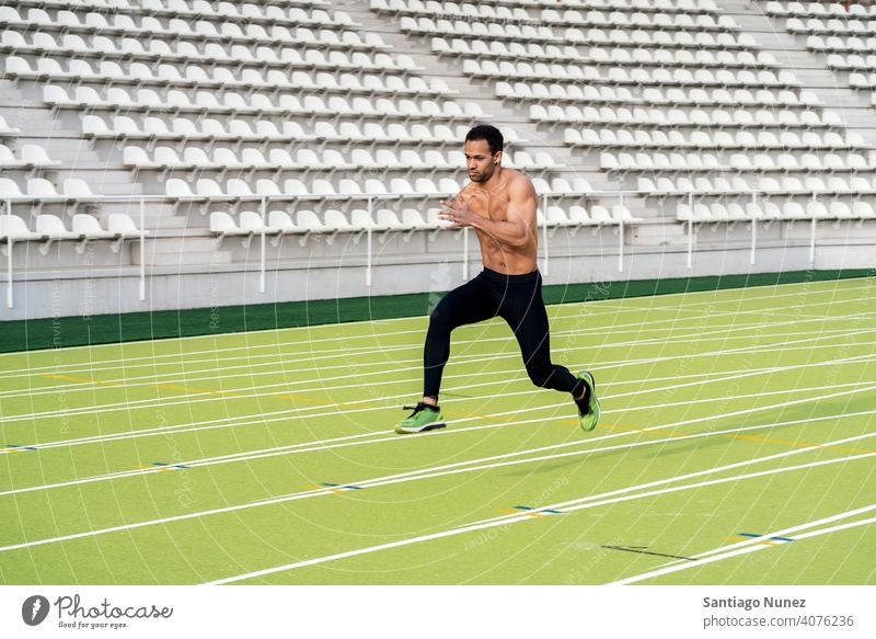 Seitenansicht eines Athleten beim Sprint eine Person Schwarzer Mann Afroamerikaner springen Training Übung Athletik springend laufen rennen sportlich Lifestyle