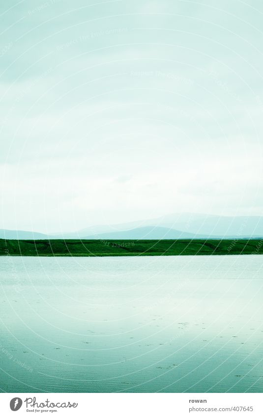 see Umwelt Natur Landschaft Wasser Himmel Gras Hügel Berge u. Gebirge Unendlichkeit trist grün Zufriedenheit Lebensfreude Erholung Idylle ruhig See Seeufer