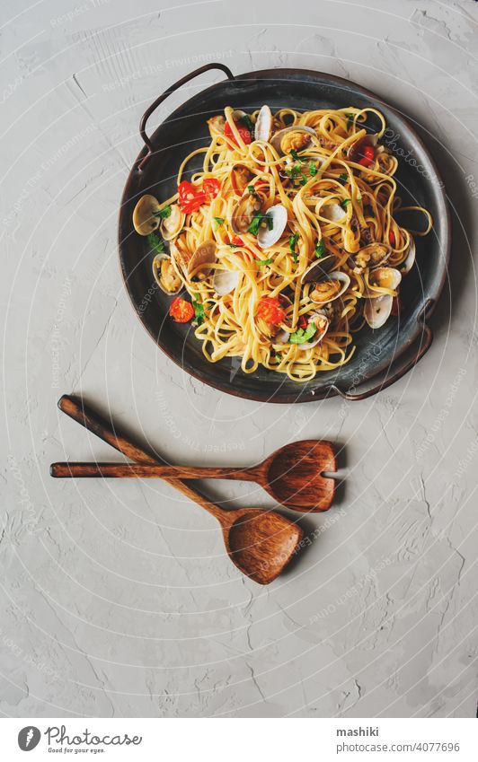 Pasta Spaghetti alle Vongole Meeresfrüchte-Nudeln mit Venusmuscheln in der Pfanne mit Kirschtomaten und Knoblauchsauce Muschel Panzer Lebensmittel roh frisch