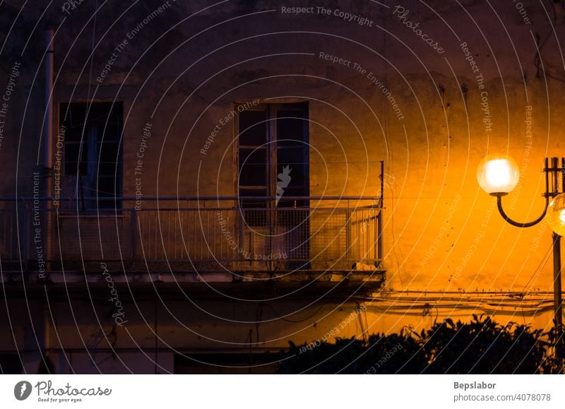 Blick auf den alten Balkon bei Nacht Licht Peitschenlaterne Straßenlaterne Lampe Laterne Haus leer heimwärts Abend Stadt