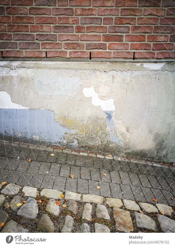 Verschiedene Strukturen von Naturstein bis Backstein mit bröckelnder Fassade in der Altstadt von Oerlinghausen am Hermannsweg im Teutoburger Wald in Ostwestfalen-Lippe