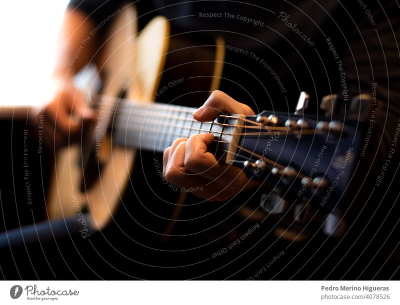 Mann spielt akustische Gitarre. Nahaufnahme Musik Musiker Musical Gitarrenspieler männlich Klang Instrument Felsen Gesang spielen Spieler Person Künstlerin